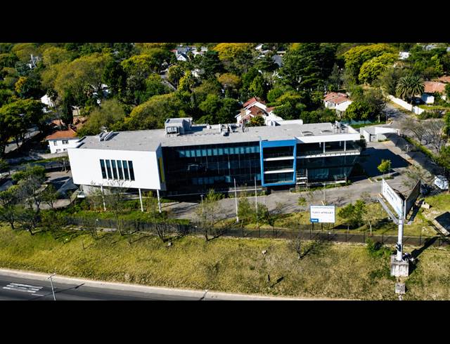 1,201M² OFFICE TO LET IN WAVERLEY